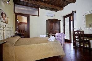 Premium bedding, desk, soundproofing, cribs/infant beds - Il Vecchio Frantoio (Stella Cilento)
