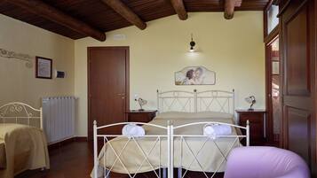 Kahden hengen huone, 1 keskisuuri parisänky | Ylelliset vuodevaatteet, työpöytä, äänieristys, vauvansängyt