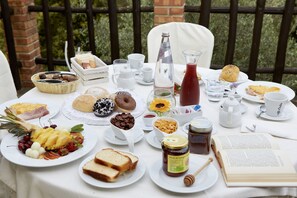Desayuno con opciones de la cocina local incluido todos los días 