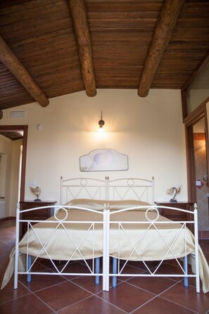 Hochwertige Bettwaren, Schreibtisch, schallisolierte Zimmer, Babybetten
