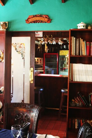 Bar (on property) - Stephward Estate Country House (Margate)