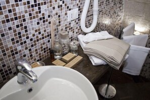 Habitación familiar | Baño | Amenidades de baño de diseñador, secadora de cabello, batas, bidet 