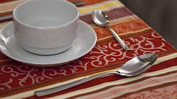 Petit déjeuner composé de spécialités régionales (5 EUR par personne)