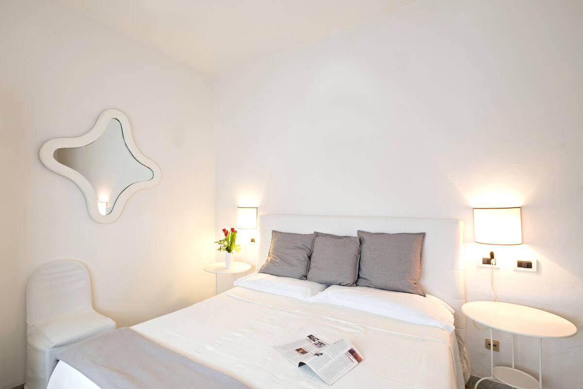 Premium bedding, in-room safe, desk, laptop workspace