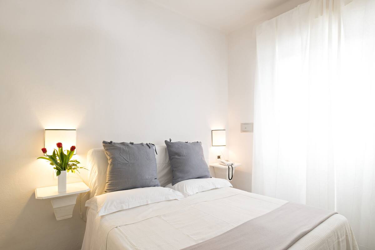 Premium bedding, in-room safe, desk, laptop workspace