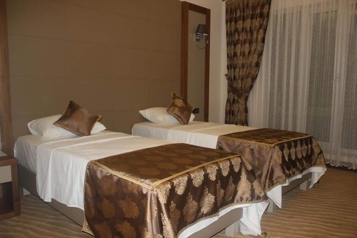 Klassieke tweepersoonskamer, uitzicht op stad | 1 slaapkamer, een minibar, een kluis op de kamer, een bureau