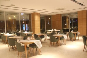 2 restaurants, breakfast served