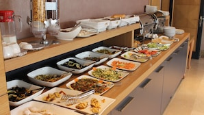 A buffet with various food options and utensils. - YZE Pirlanta Hotel (Malatya)