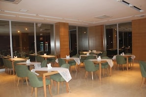 2 restaurantes; se sirven desayunos 