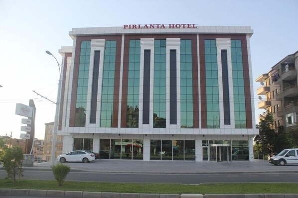 A modern hotel building with a prominent sign reading "PIRANTA HOTEL". - YZE Pirlanta Hotel (Malatya)