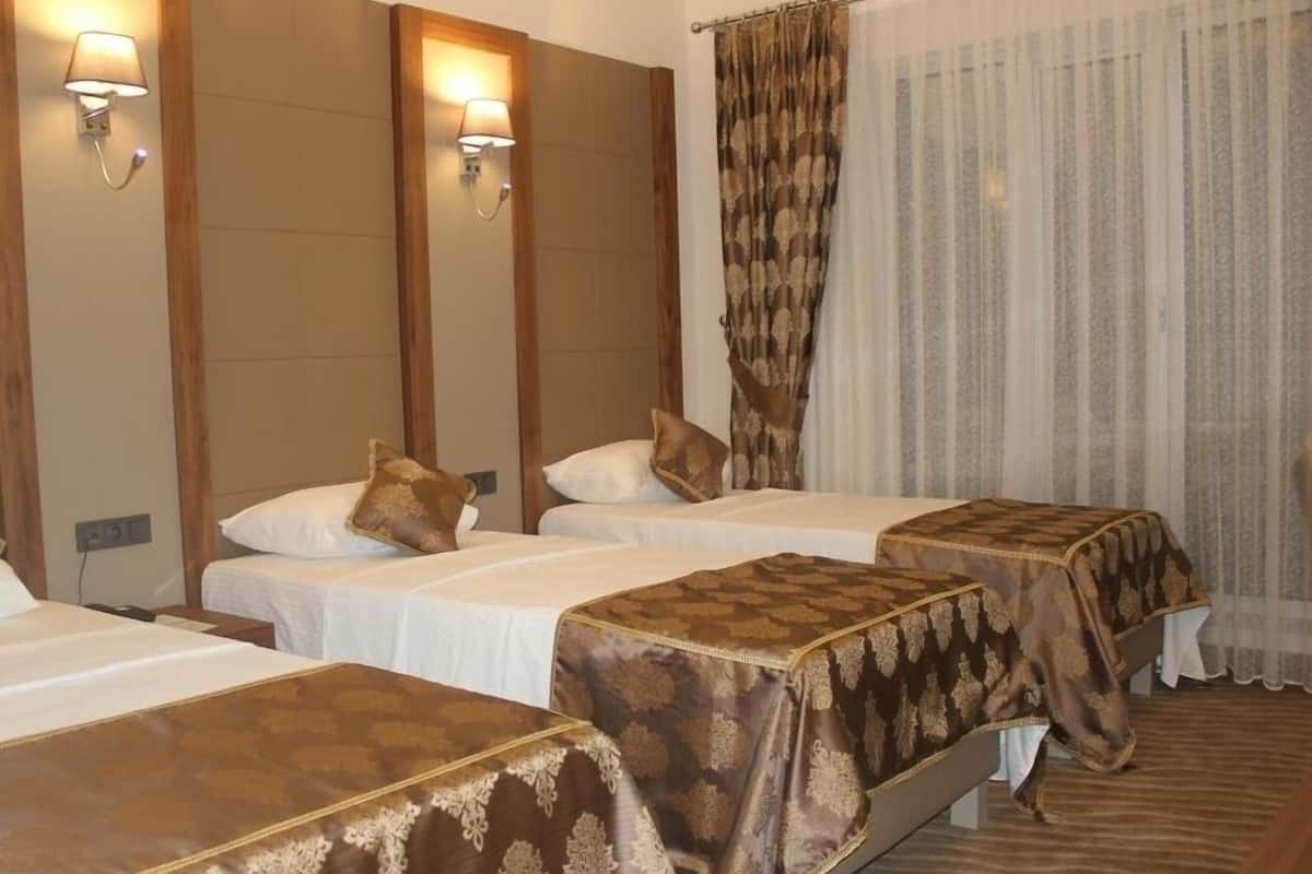 Chambre triple classique, vue sur la ville | 1 chambre, minibar, coffre-fort, bureau