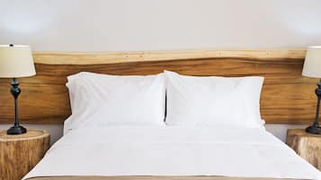 Bộ đồ giường cao cấp, két bảo mật tại phòng, bàn, màn/rèm cản sáng