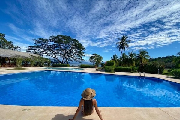 2 utendørsbassenger, bassengparasoller og solsenger