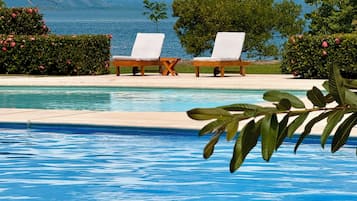 2 utendørsbassenger, bassengparasoller og solsenger