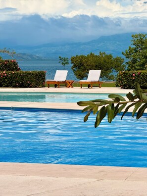 2 utendørsbassenger, bassengparasoller og solsenger