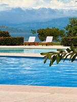 2 piscinas al aire libre, sombrillas, sillones reclinables de piscina