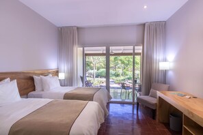 Deluxe Twin kamer | Luxe beddengoed, een kluis op de kamer, een bureau