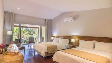 Habitación doble Deluxe, 2 camas Queen size | Ropa de cama de alta calidad y caja de seguridad en la habitación