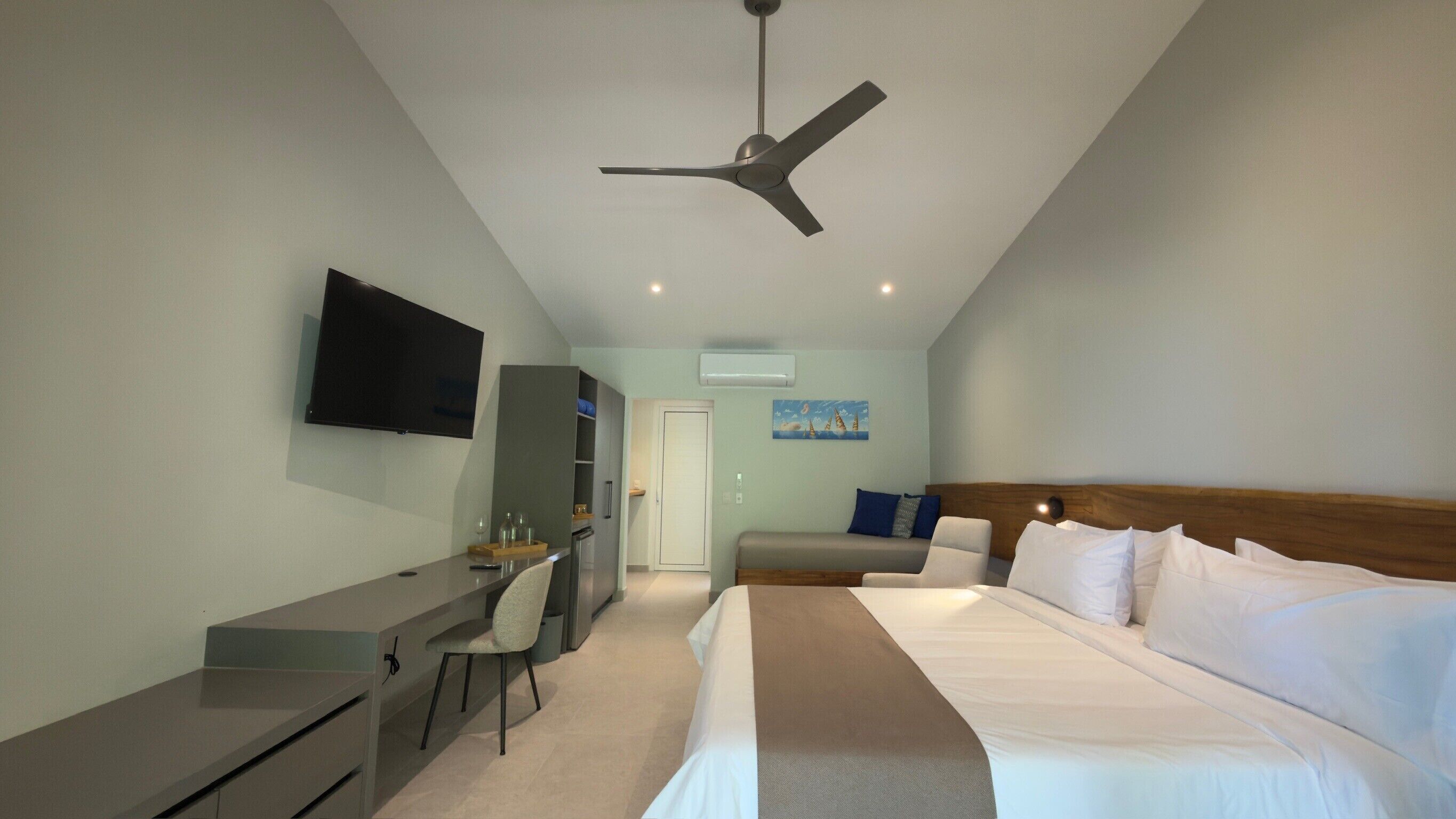 Premium bedding, in-room safe, desk, laptop workspace