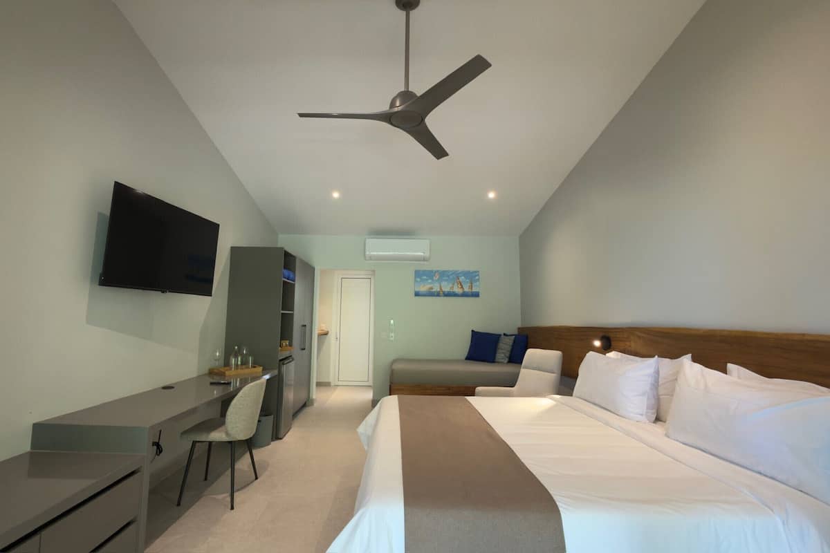 Premium bedding, in-room safe, desk, laptop workspace