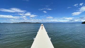 Bãi biển riêng, ghế dài tắm nắng, lặn với ống thở, chèo thuyền kayak