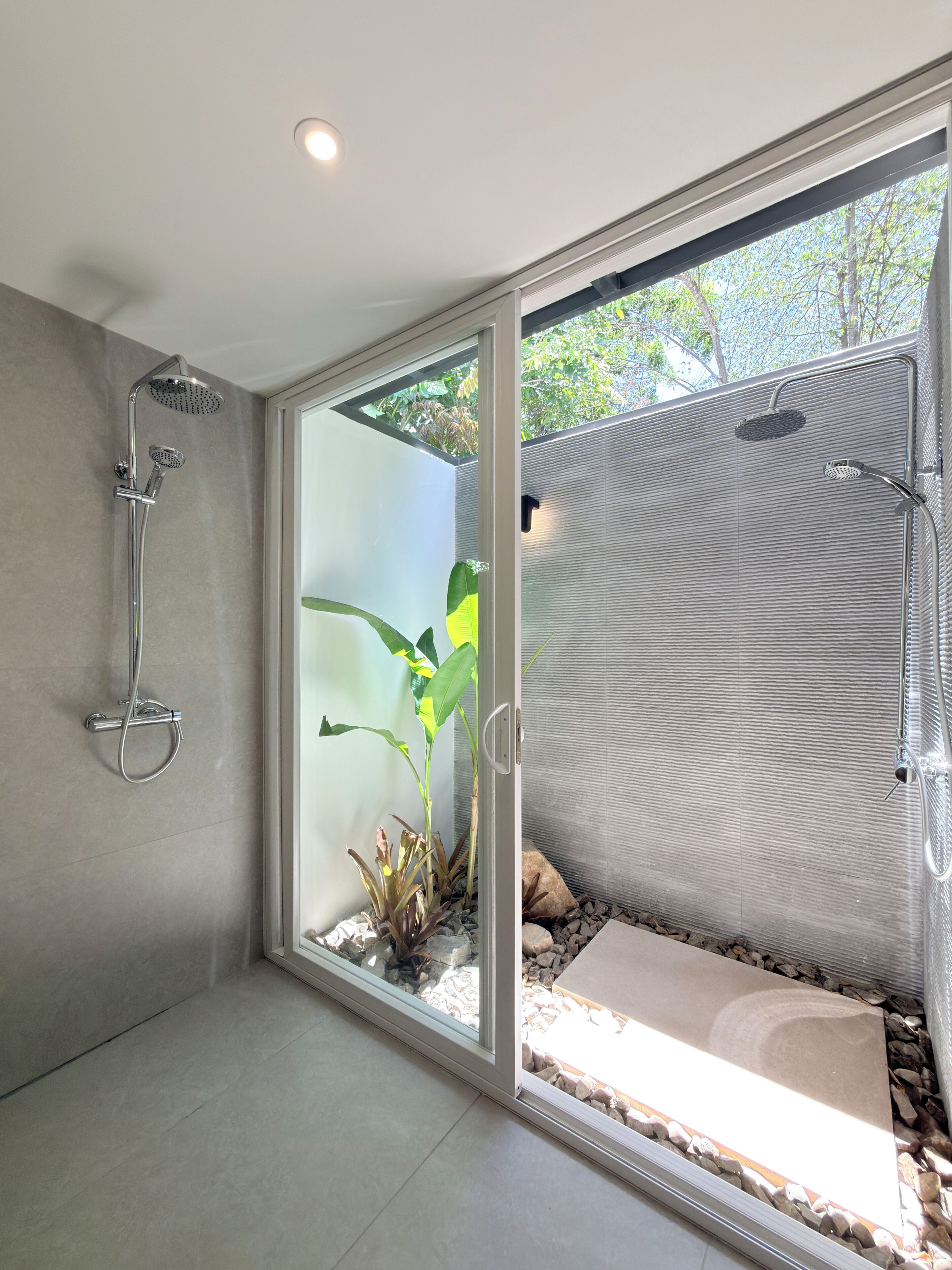Deluxe Room | Bathroom | Shower, rainfall showerhead, eco-friendly toiletries, hair dryer