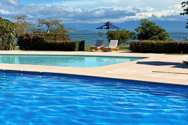 2 Außenpools, Sonnenschirme, Liegestühle