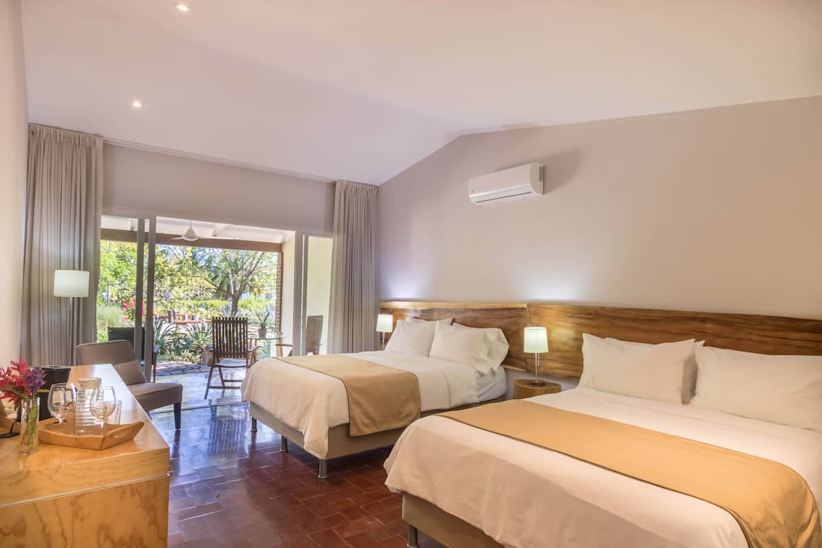 Doppia Deluxe, 2 letti queen | Biancheria da letto di alta qualità, una cassaforte in camera
