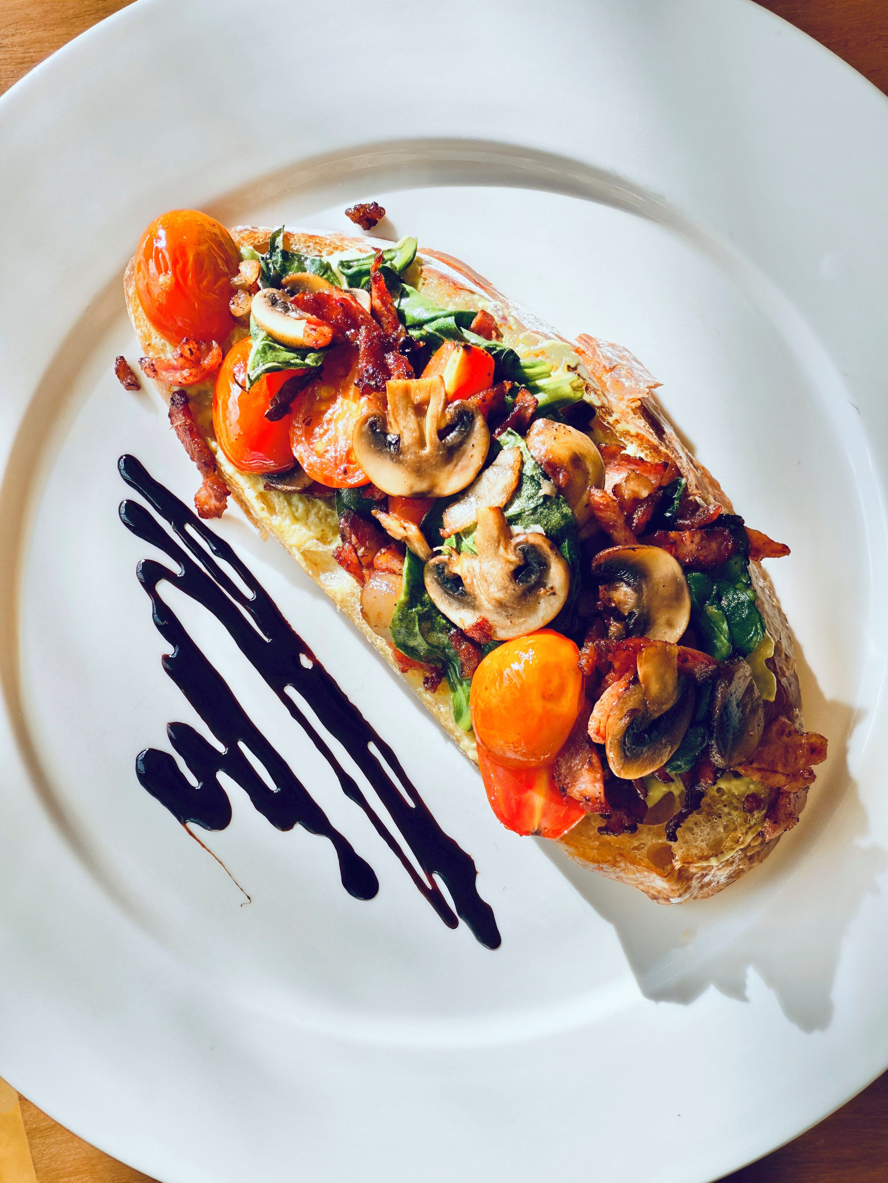 Un plato con una variedad de verduras y hongos.