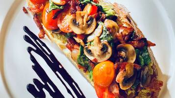 Un plato con una variedad de verduras y hongos.