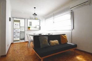 32-inch Smart TV with cable channels, TV, Netflix