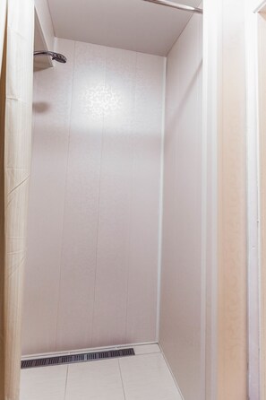 Departamento superior | Baño | Regadera, amenidades de baño gratuitas, secadora de cabello, pantuflas 