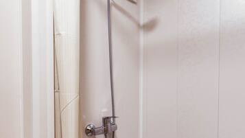 Superior Apartment | Bathroom | Shower, free toiletries, hair dryer, slippers