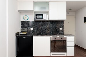 Departamento familiar, 1 cama Queen size y sofá cama, vista a la ciudad | Cocina privada | Refrigerador con congelador, microondas y parrilla de estufa 