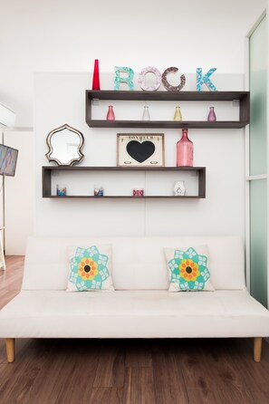 Departamento familiar, 1 cama Queen size y sofá cama, vista a la ciudad | Sala de estar | Smart TV de 32 pulgadas con canales por cable, televisión y Netflix 