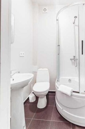 Lyxlägenhet - balkong | Badrum | Dusch, gratis toalettartiklar, hårtork och tofflor