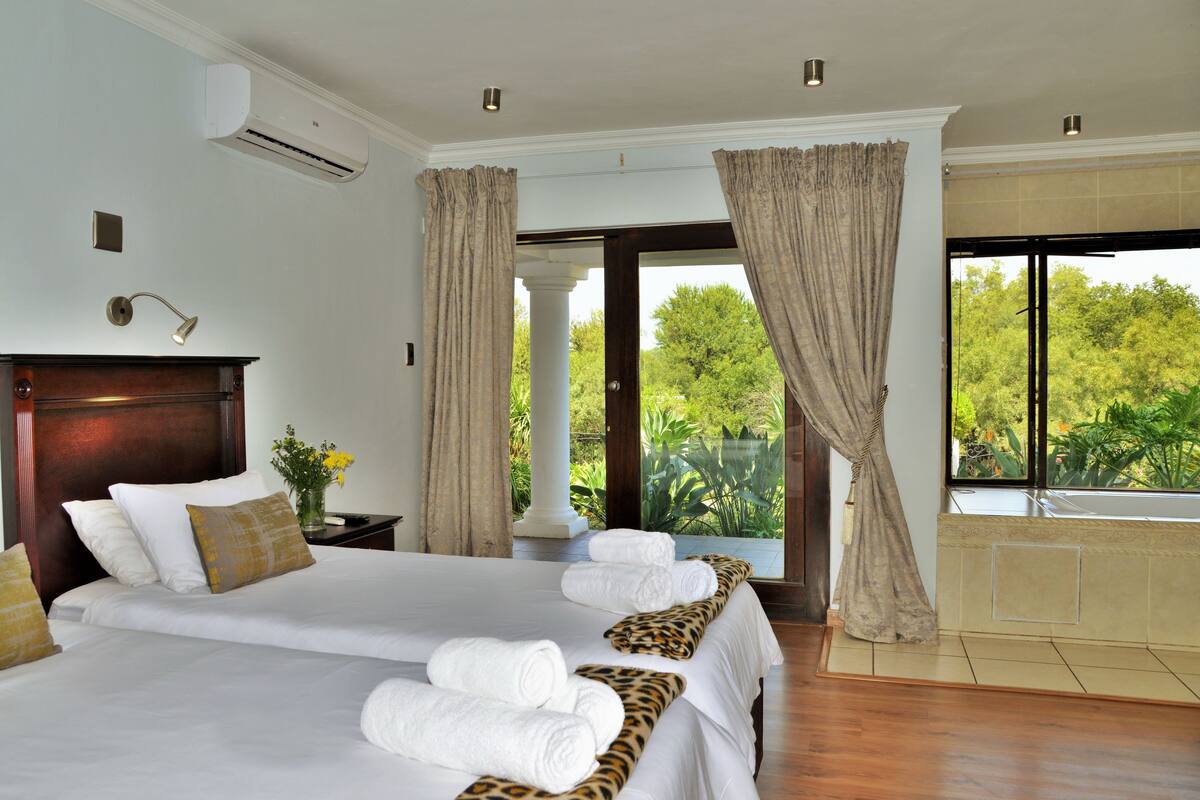 Premium bedding, minibar, desk, soundproofing