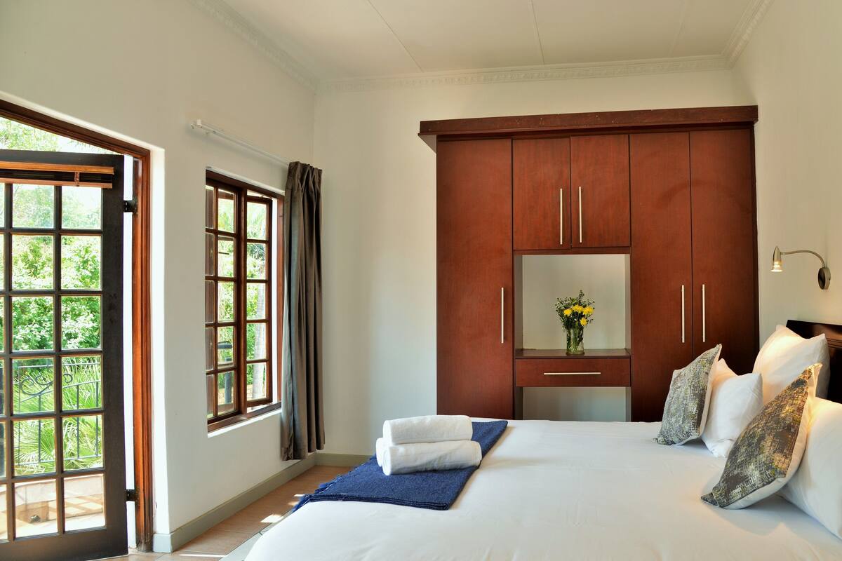 Kamer, gemeenschappelijke badkamer (Kariba King) | Luxe beddengoed, een minibar, een bureau, geluiddichte muren