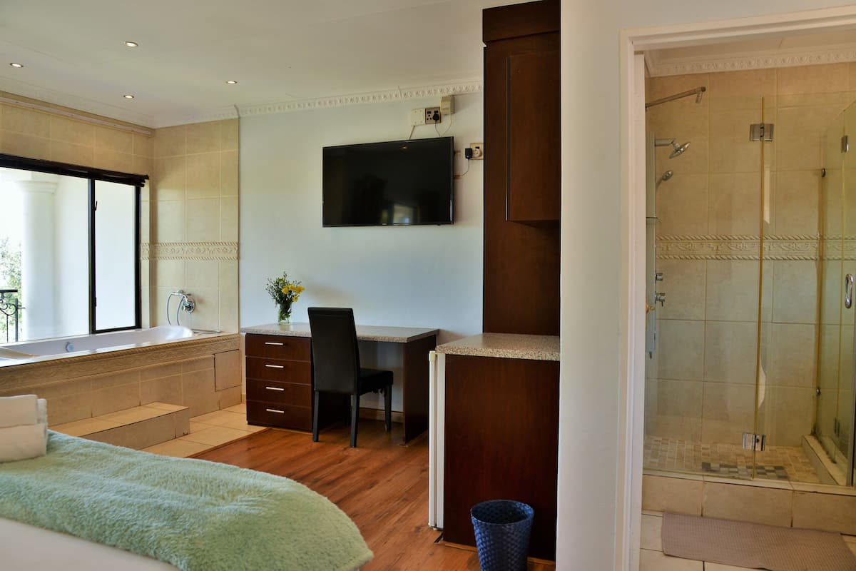Comfort kamer | Luxe beddengoed, een minibar, een bureau, geluiddichte muren