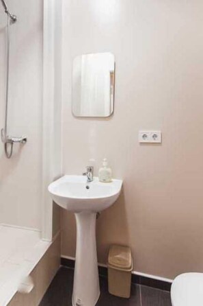 Bathroom - LeonRooms Koblevskaya 46-3 (Odesa)