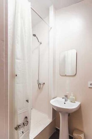 Familienapartment | Dusche im Bad