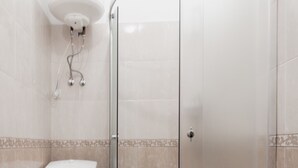 Apartment, 1 Doppelbett | Badezimmer | Dusche, kostenlose Toilettenartikel, Haartrockner, Hausschuhe