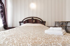 1 bedroom, hypo-allergenic bedding, desk, blackout curtains - LeonRooms Pokrovskiy 8-2 (Odesa)