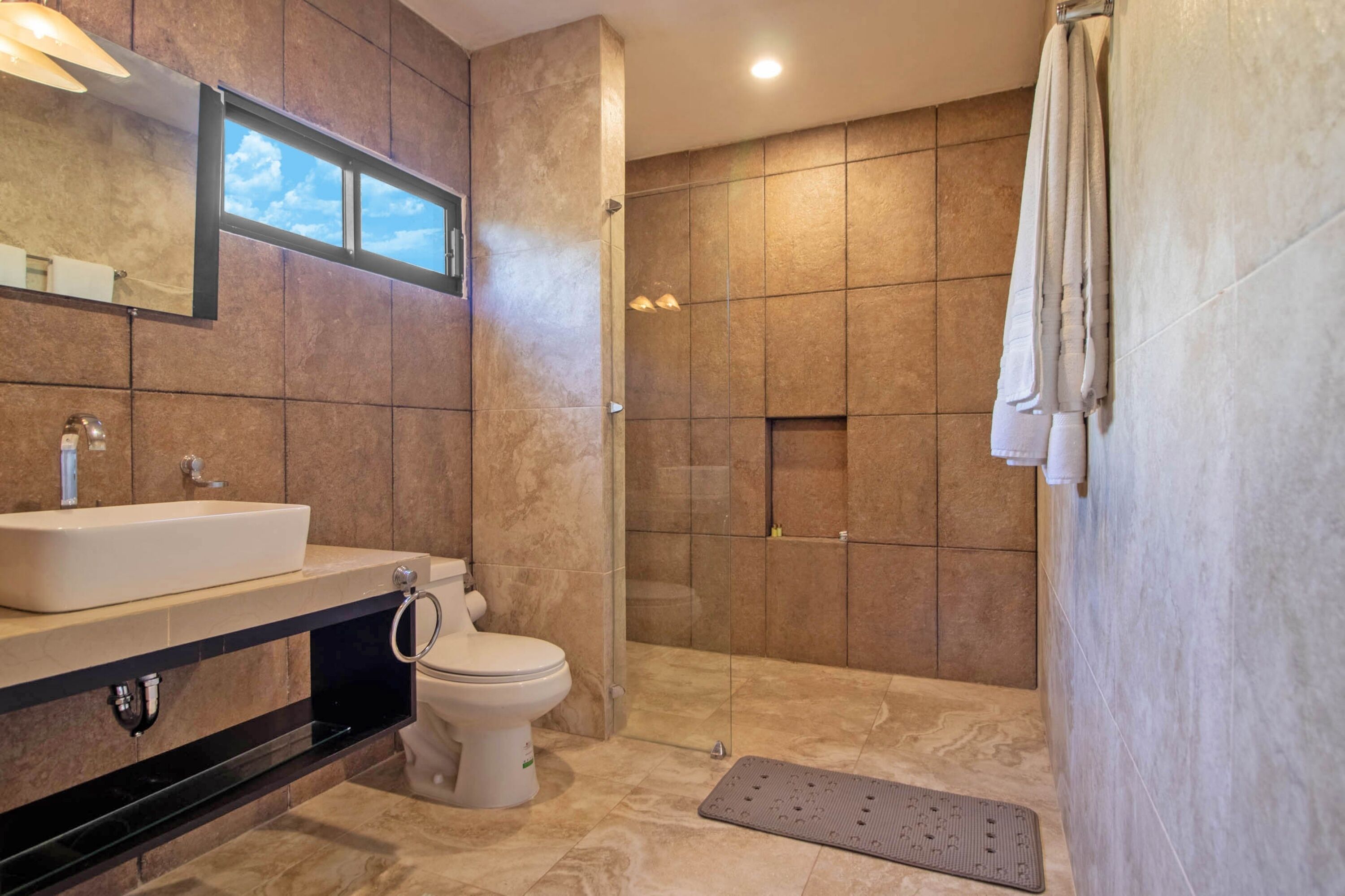 Cabaña junior, 2 camas matrimoniales | Baño | Regadera, regadera tipo lluvia, amenidades de baño de diseñador 