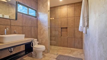 Cabaña junior, 2 camas matrimoniales | Baño | Regadera, regadera tipo lluvia, amenidades de baño de diseñador