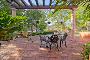 小型套房, 1 张特大床 | 羽绒被、特色装修、折叠床/加床（额外收费）、免费 WiFi