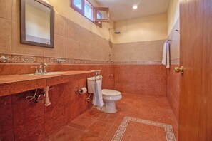 Shower, rainfall showerhead, designer toiletries, towels - Hacienda La Guadalupana (Valladolid)