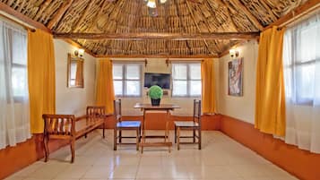 Cabana clássica, 2 camas de solteiro | Área de estar | TV de plasma 32 polegadas com canais a cabo, TV