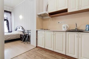 Full-sized fridge, stovetop, electric kettle, cookware/dishes/utensils - LeonRooms Pokrovskiy 8-4 (Odesa)