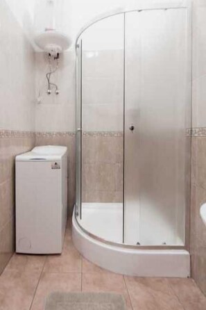 公寓, 1 张双人床 | 浴室 | 淋浴设施、免费洗浴用品、吹风机、拖鞋